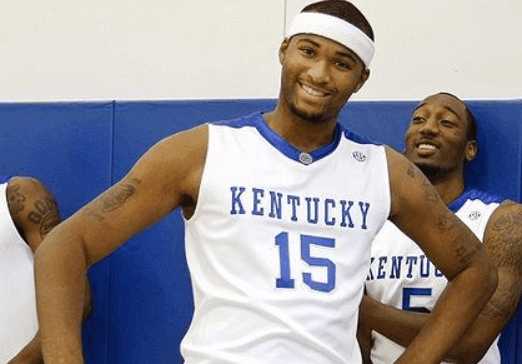 手感火热！小巴里·布朗首节3记三分球轰下11分1板1助1断