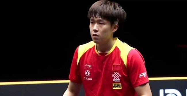 杨瀚森NBA生涯首次首发，被打到面部痛苦倒地，裁判未及时吹停比赛引争议